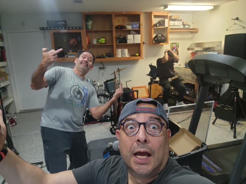 Los Chavorrucos en el garage de ensayo