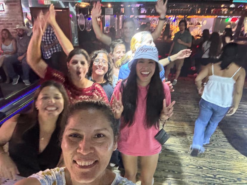 Fans bailando en el show